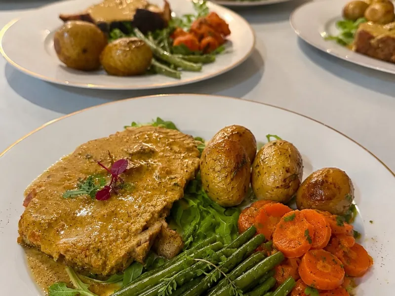 Souris d'agneau et légumes servis à l'assiette par HBK Traiteur, traiteur anniversaire à Paris