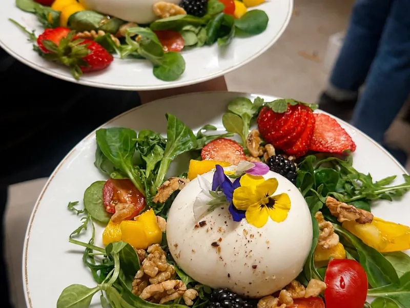 Buffet de réception aux crevettes et ananas dressé par HBK Traiteur, traiteur événementiel à Paris