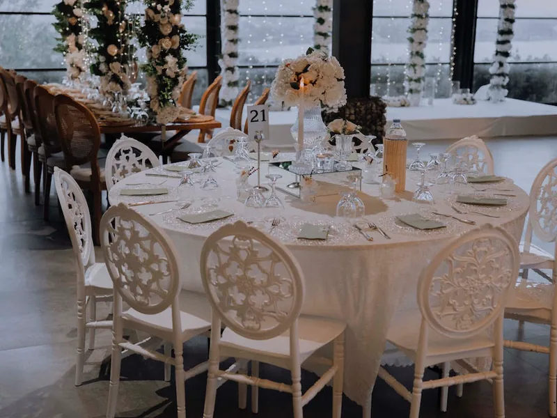 Tables de mariage fleuries dressées par HBK Traiteur, traiteur mariage à Paris