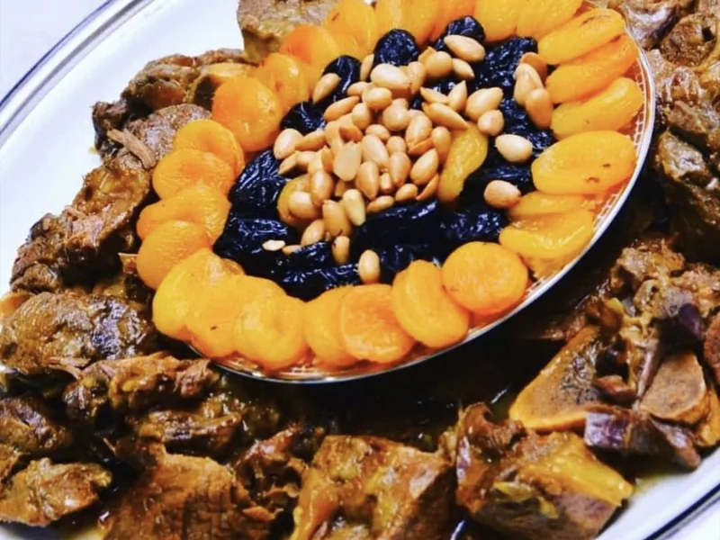 Pastilla aux amandes sur plateau d'argent, traiteur marocain à Paris, cuisine halal