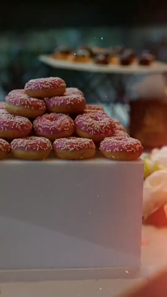 Buffet de fête dressé par HBK Traiteur, beignets, bouchées et brochettes, traiteur anniversaire à Paris