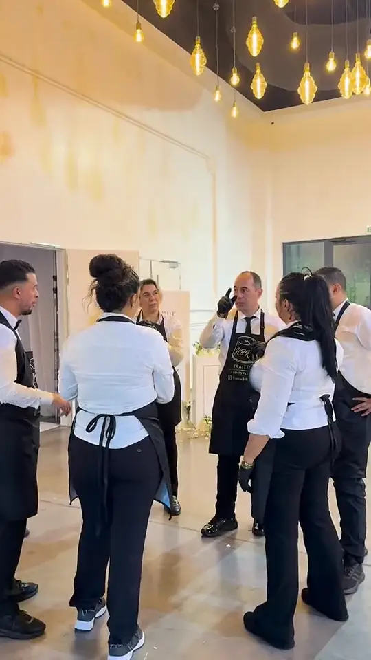 Équipe HBK Traiteur en préparation puis en service, desserts et assiettes nappées, traiteur événementiel à Paris