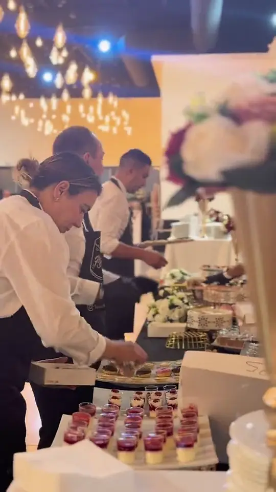 L'équipe HBK Traiteur dresse le buffet, nappe les assiettes et sert en salle, traiteur mariage halal à Paris