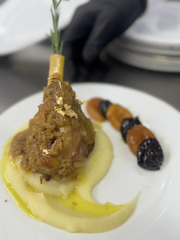 Souris d'agneau confite à la feuille d'or servie par un traiteur pour une fête à Paris