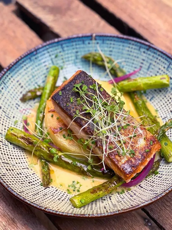 Pavé de saumon et asperges dressés à l'assiette par un traiteur entreprise à Paris