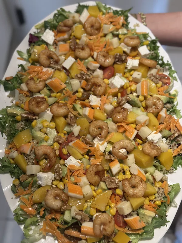 Grand plateau de salade aux crevettes dressé par un traiteur événementiel pour une réception à Paris