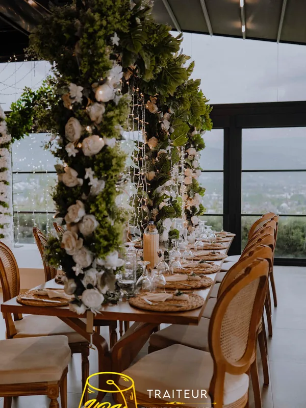 Tables de mariage dressées sous une arche fleurie en Île-de-France