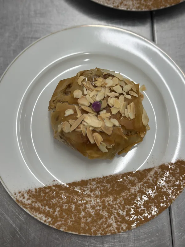 Pastilla aux amandes servie à l'assiette pour un mariage marocain en Île-de-France