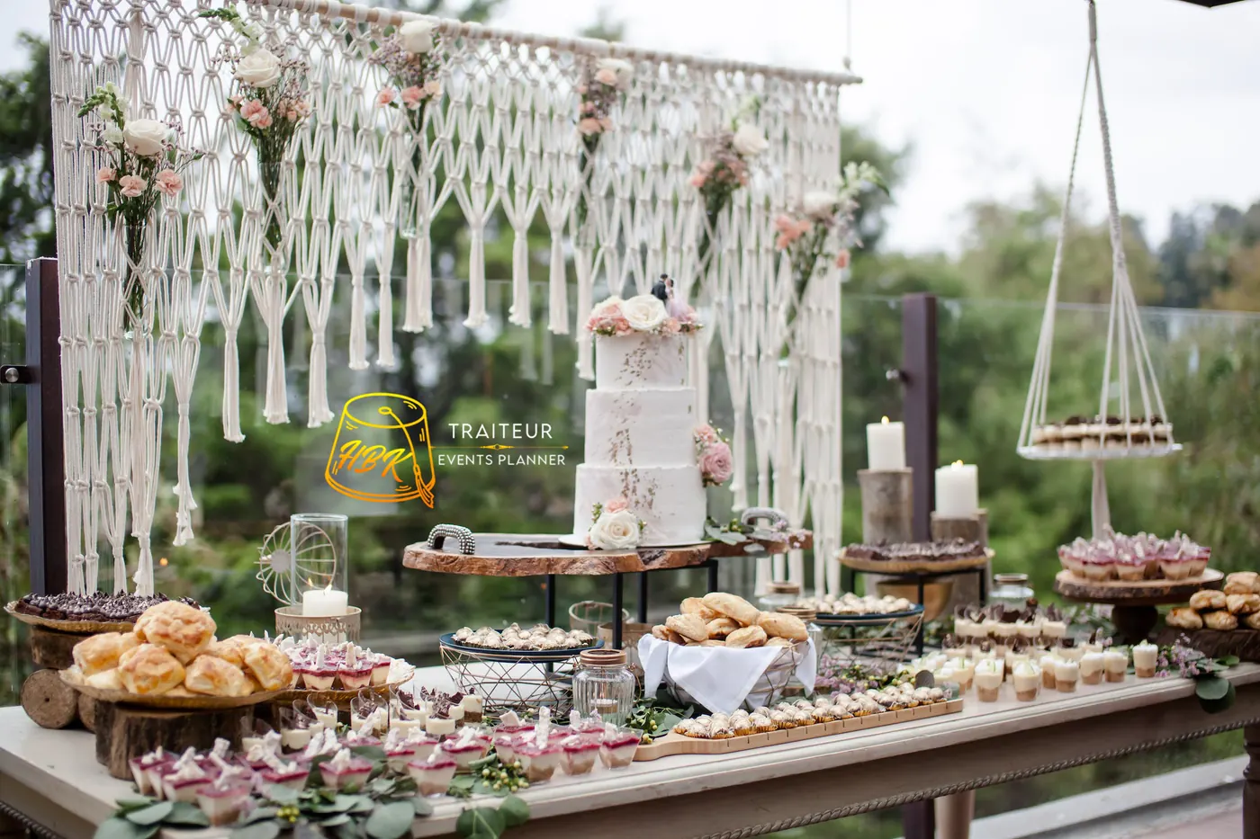 Table de desserts et pièce montée dressées en plein air par HBK Traiteur en Île-de-France